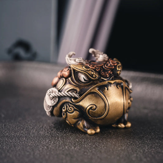 Miniature Lucky Money Frog Figurine Details 05