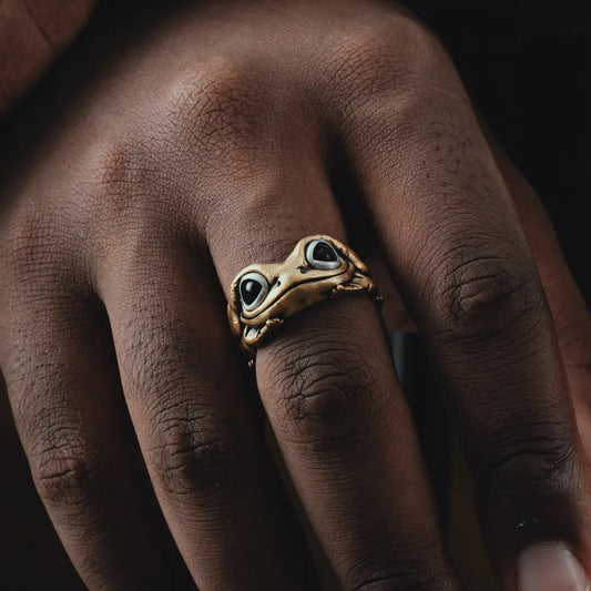 Brass Tree Frog Ring Details 02
