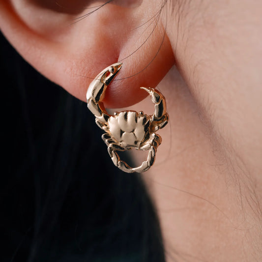 Customized 14k gold crab pendant details 01