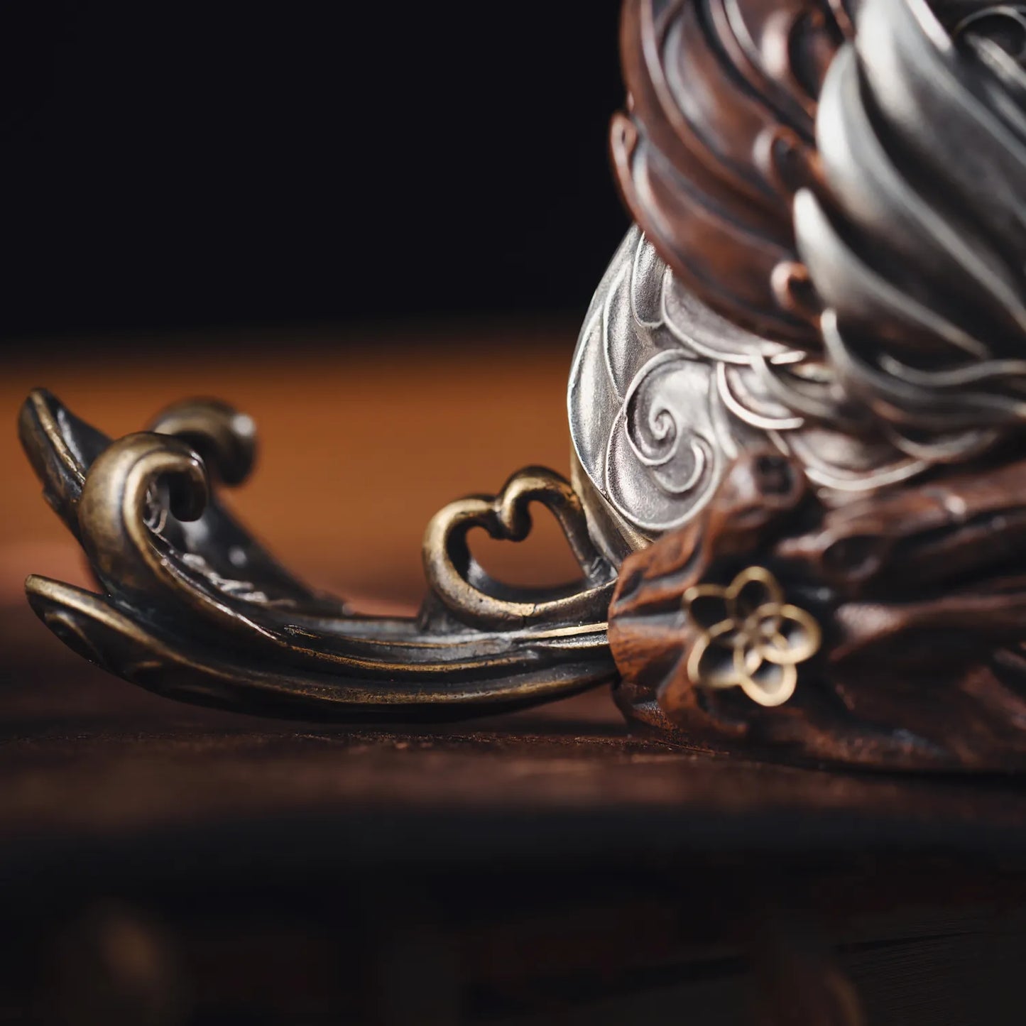 Oxidized Silver Magpie Phone Stand Holder Details 07