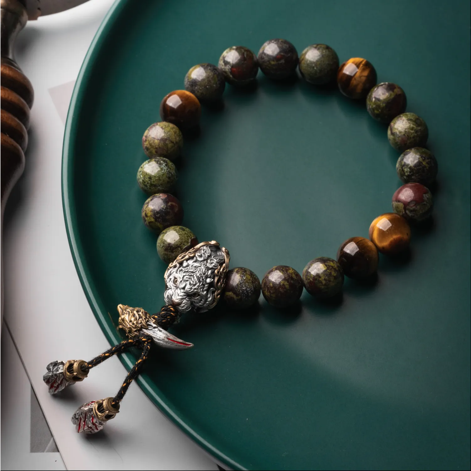 Bloodfang_Tiger_Bracelet Details 04