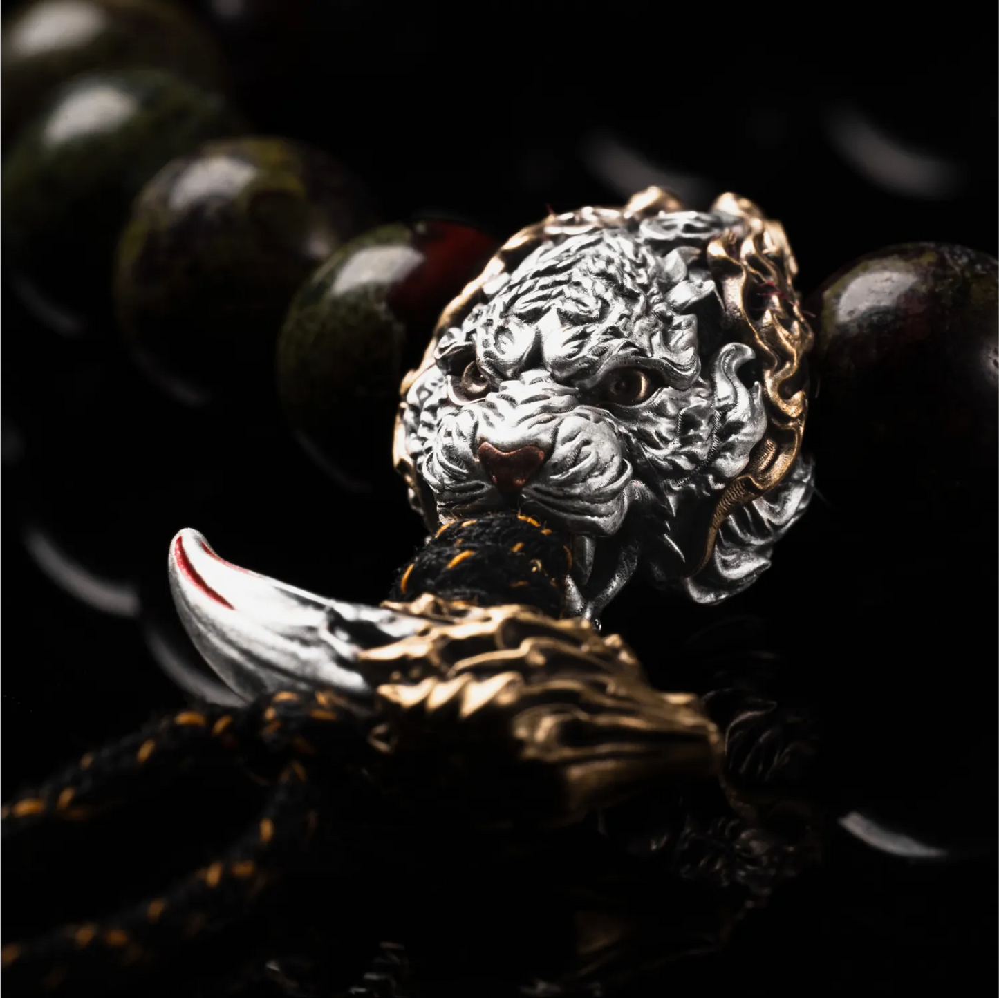 Bloodfang_Tiger_Bracelet Details 05