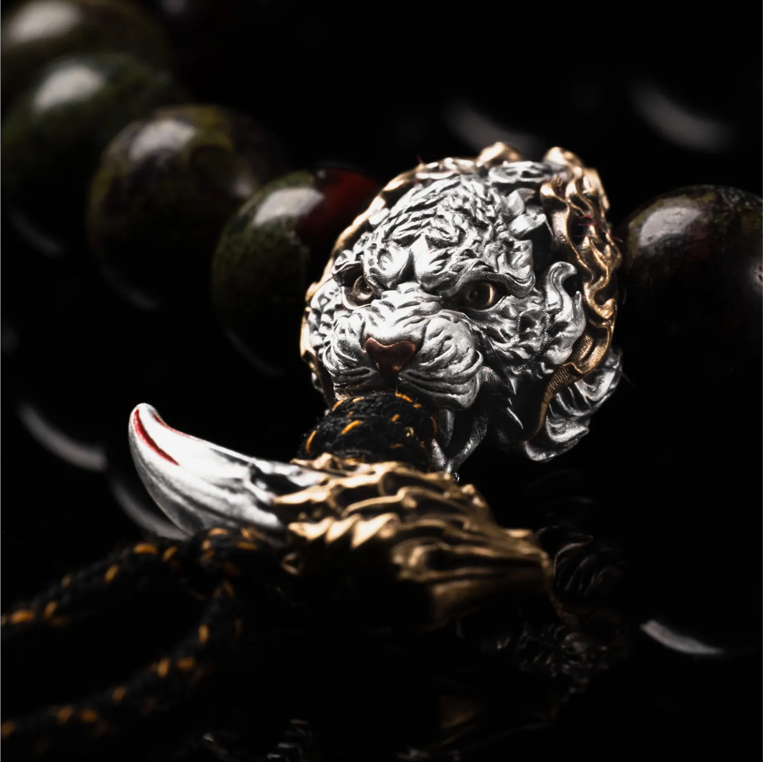 Bloodfang_Tiger_Bracelet Details 05