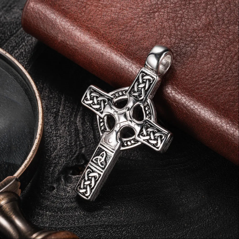 Celtic Knot Cross Pendant Details 03