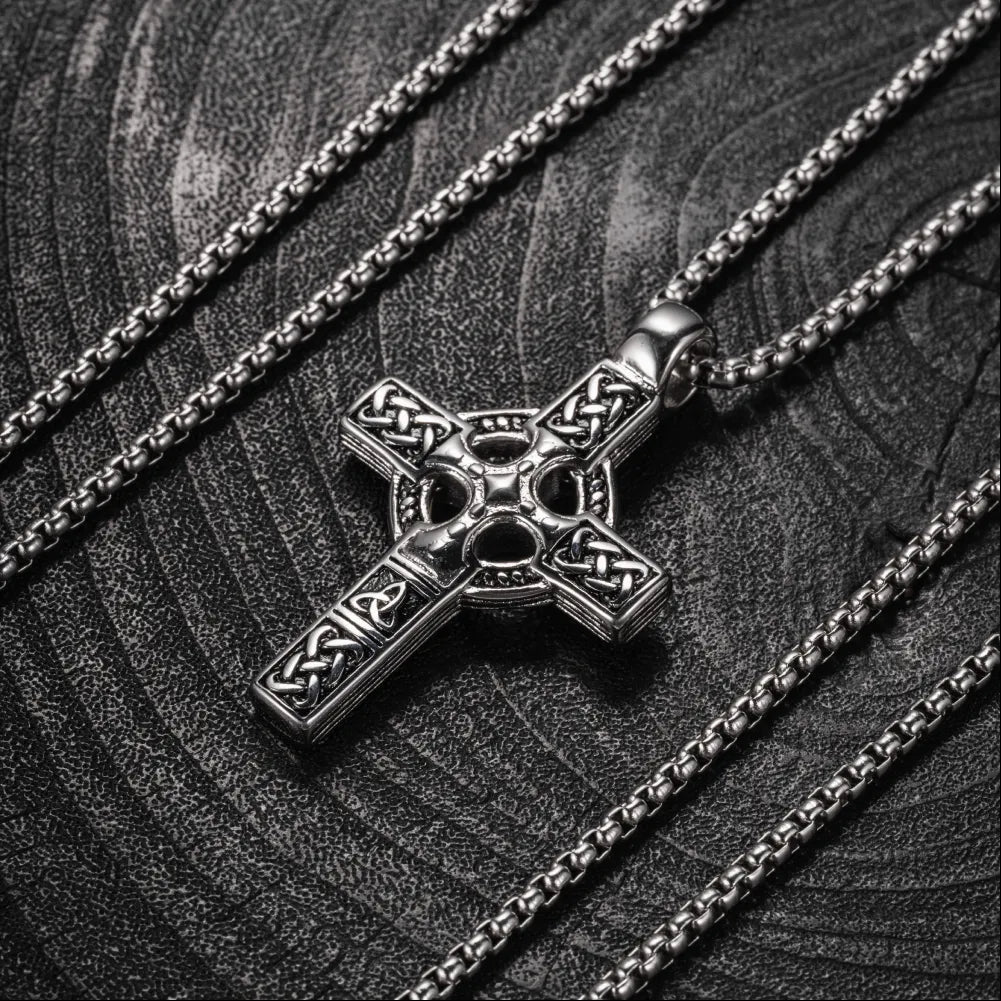 Celtic Knot Cross Pendant Details 07