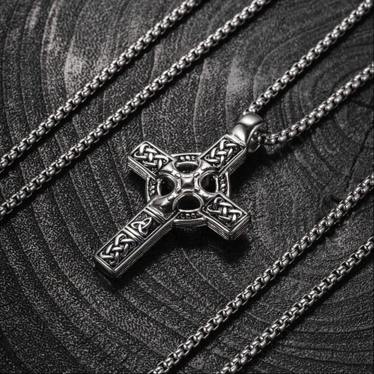 Celtic Knot Cross Pendant Details 07