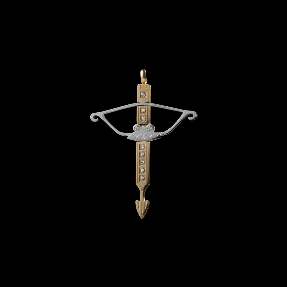 Gold Arrow Pendant Details 01