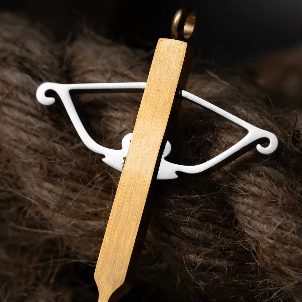 Gold Arrow Pendant Details 05