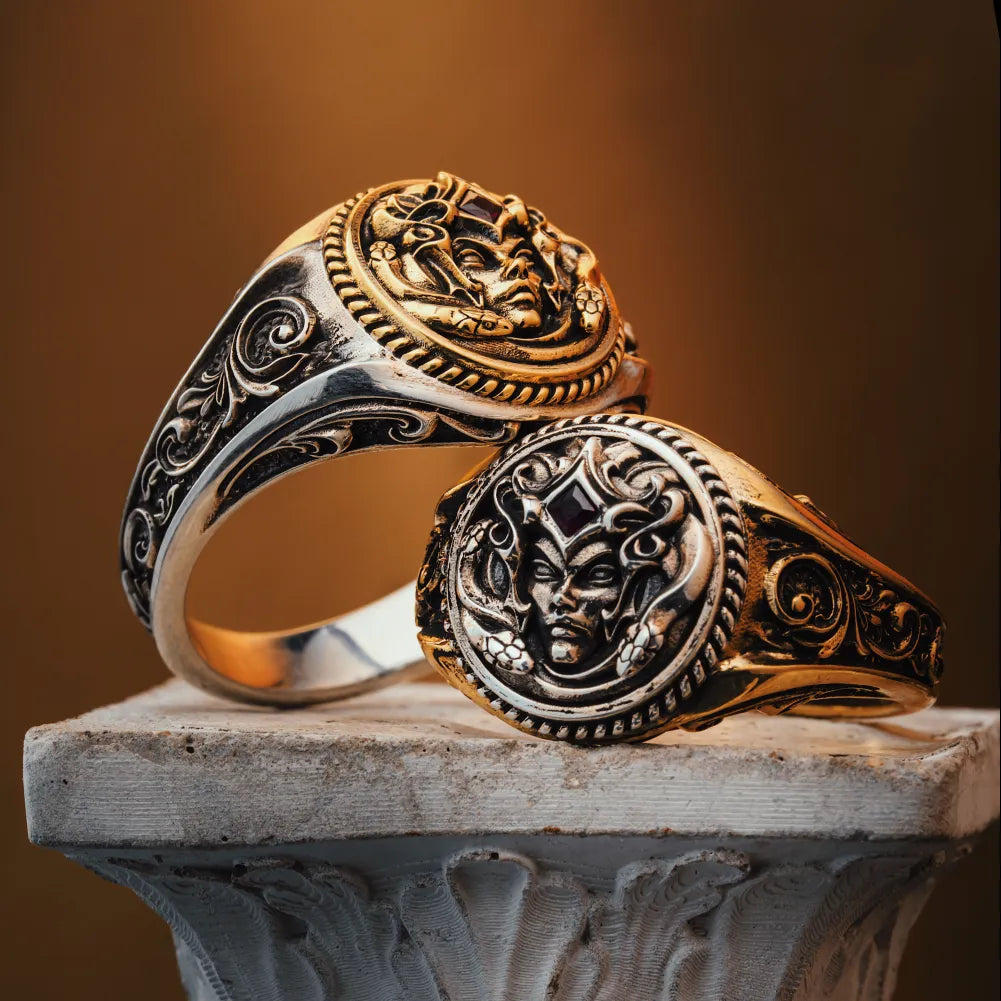 Medusa Signet Ring Details 02