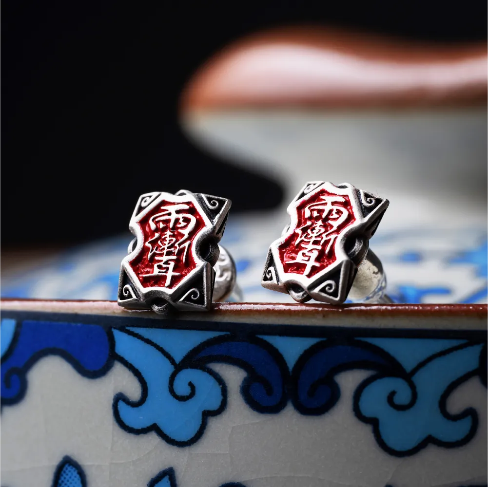 Rain Amulet Stud Earrings Details 04
