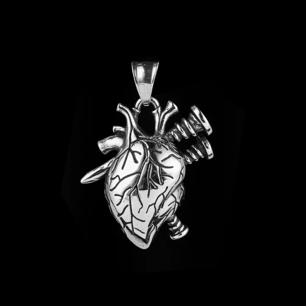 Rebel Heart Pendant Details 01