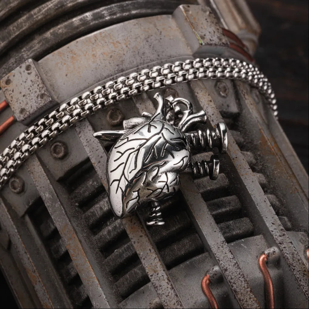 Rebel Heart Pendant Details 03