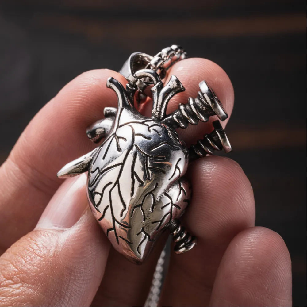 Rebel Heart Pendant Details 04