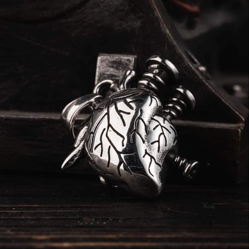 Rebel Heart Pendant Details 05