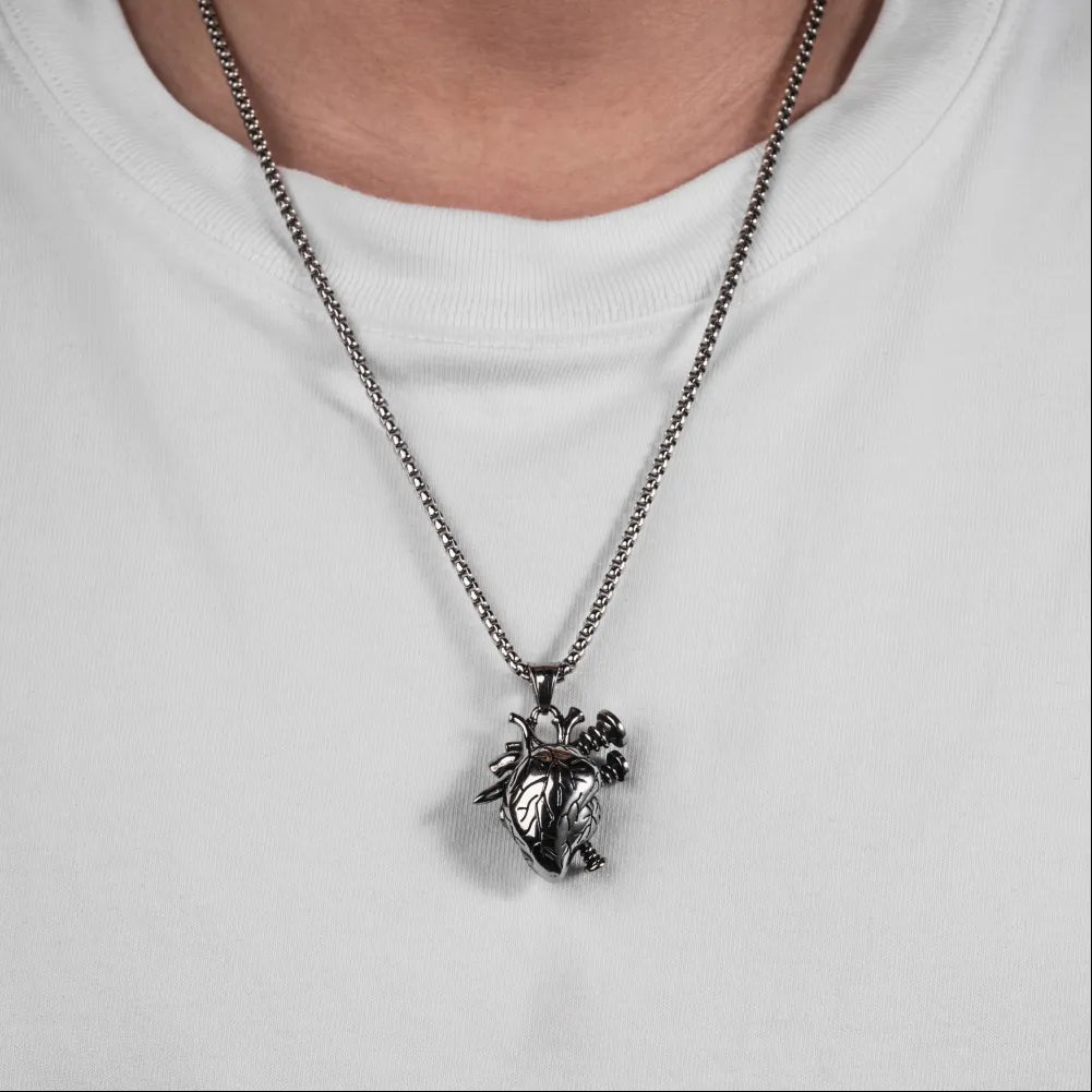 Rebel Heart Pendant Details 08