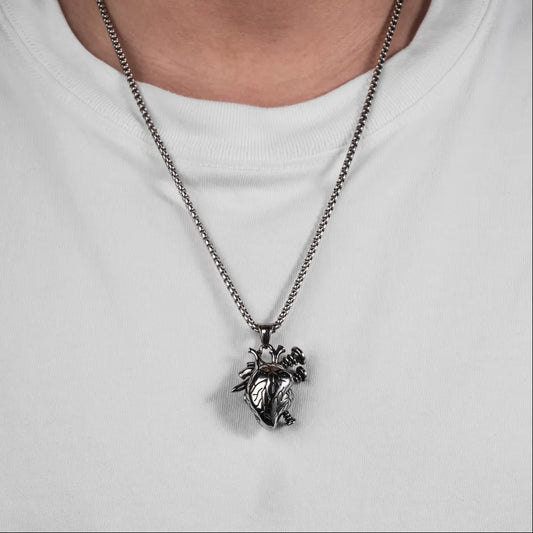 Rebel Heart Pendant Details 08