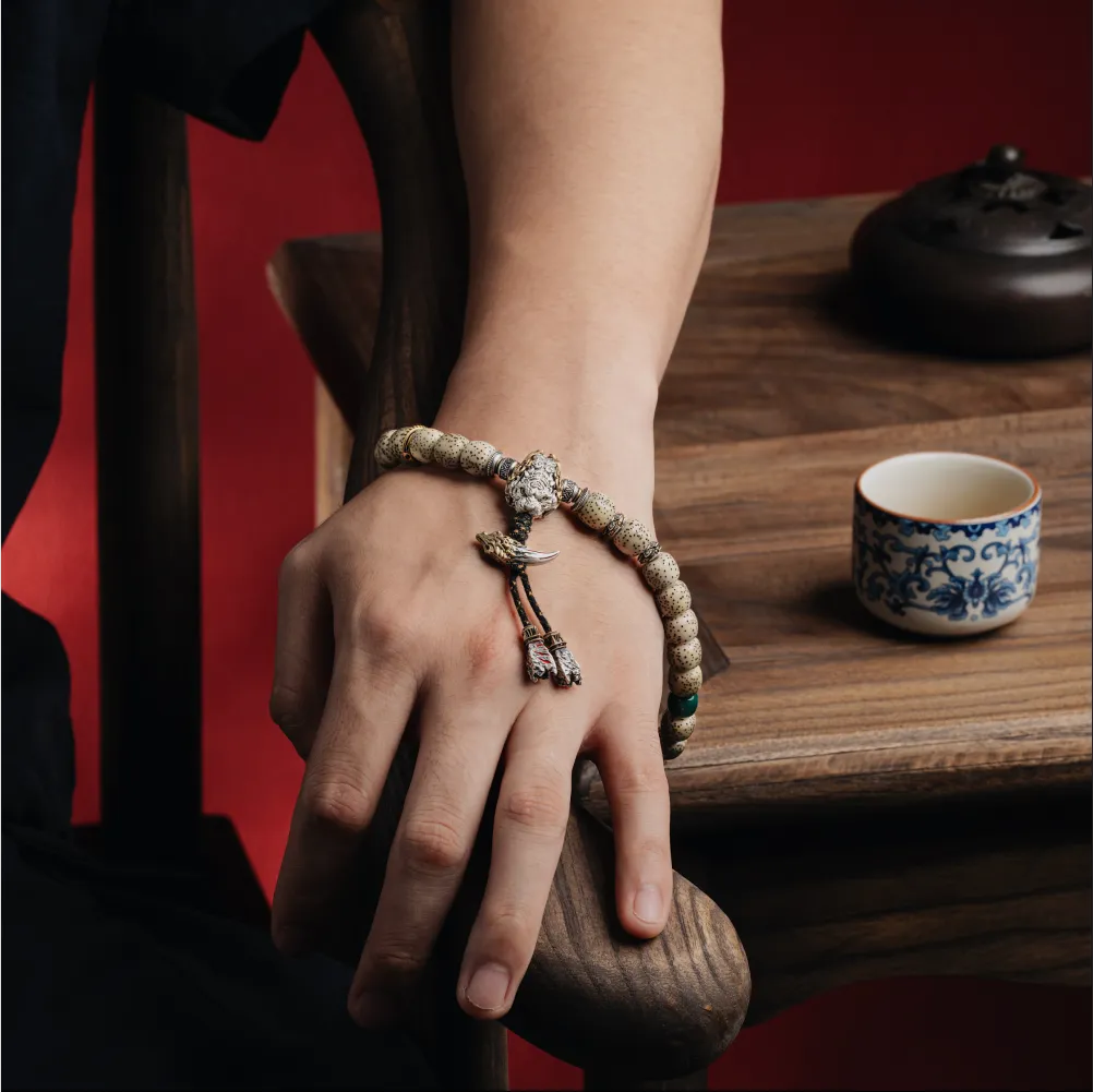 Tiger Fang Bracelet Accessory Details 08