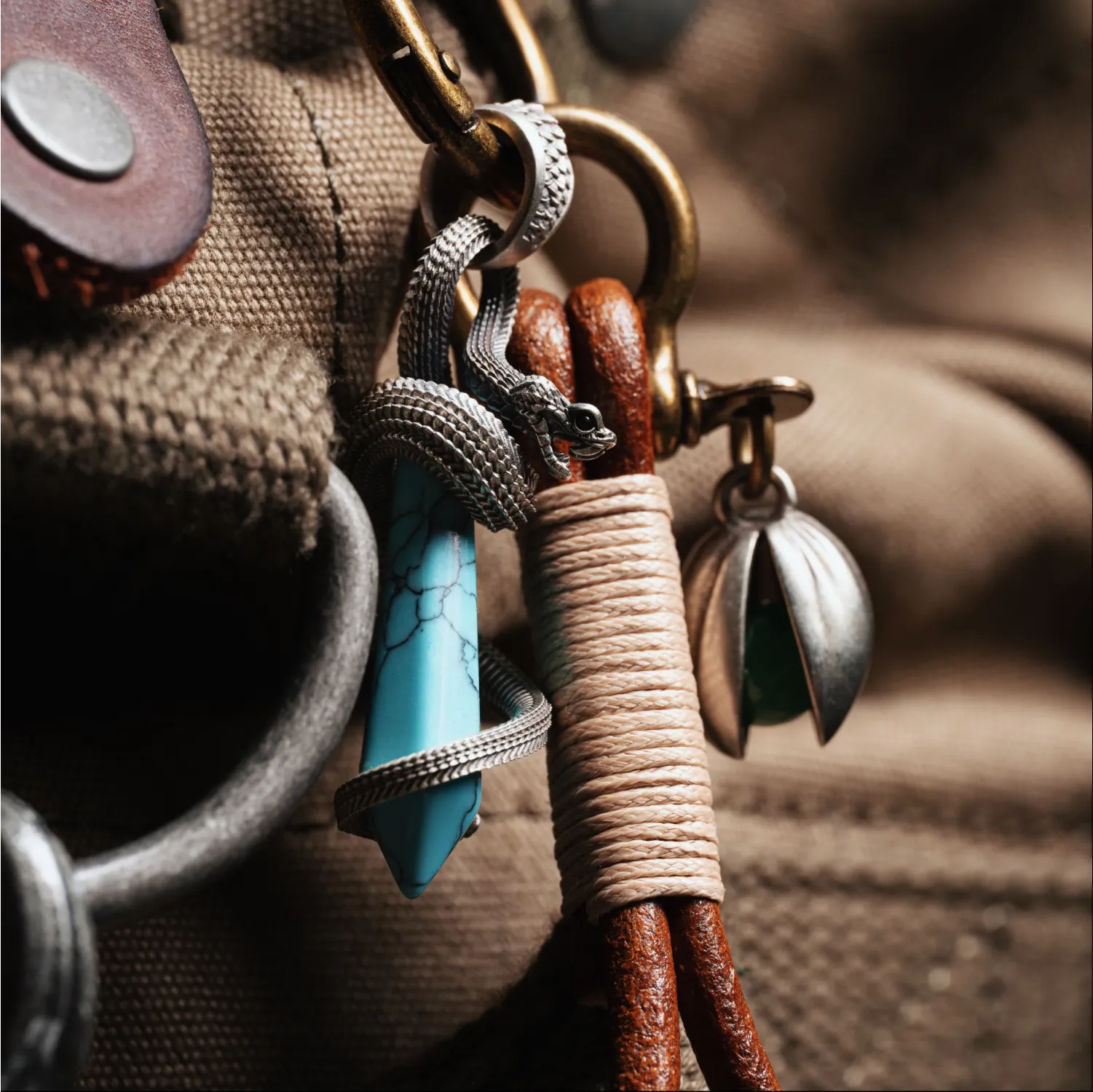 White Bronze Venoms Heart Pendant Details07
