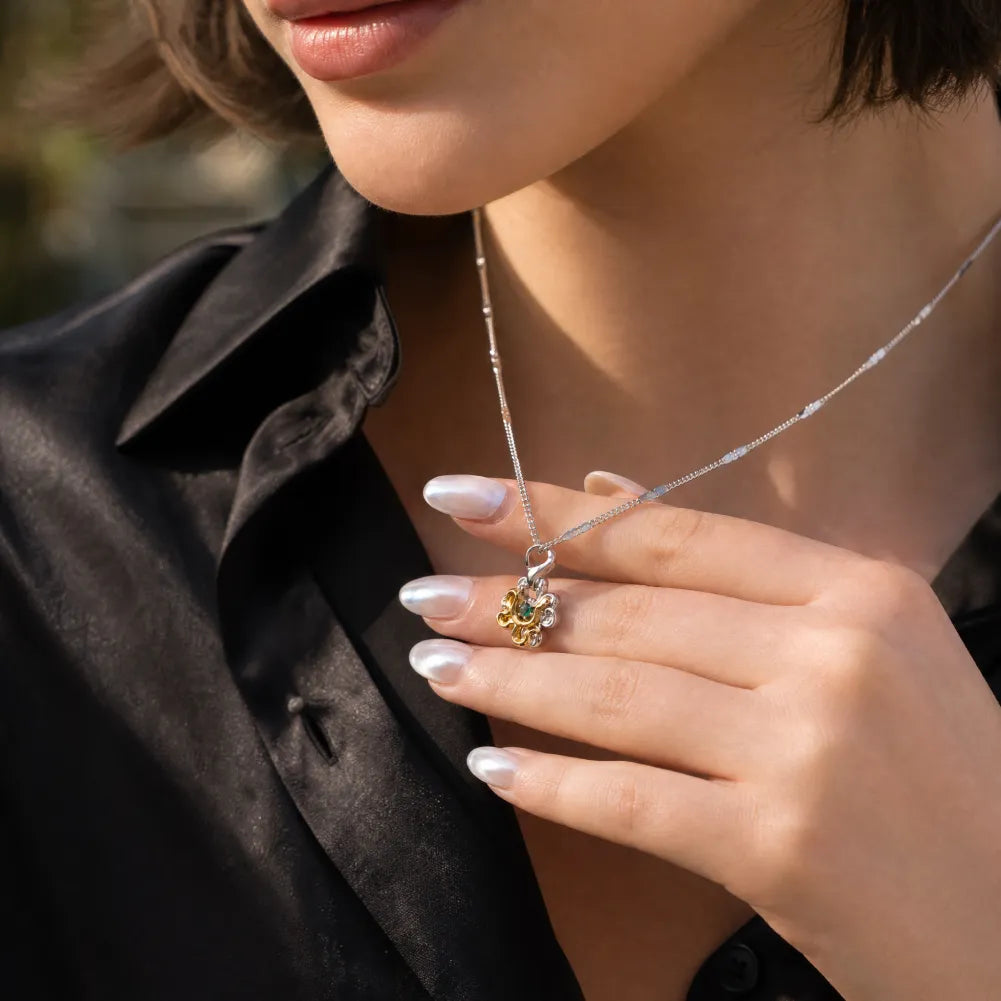 Clover serpent side-body necklace worn at 50 centimeters